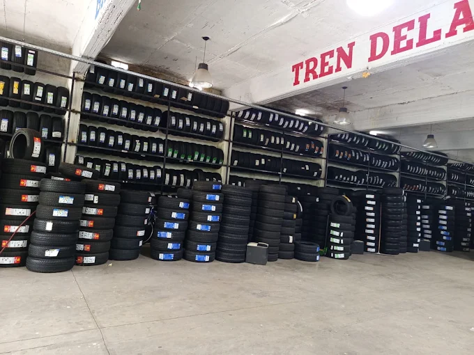 Depósito con estanterías llenas de neumáticos de distintas marcas